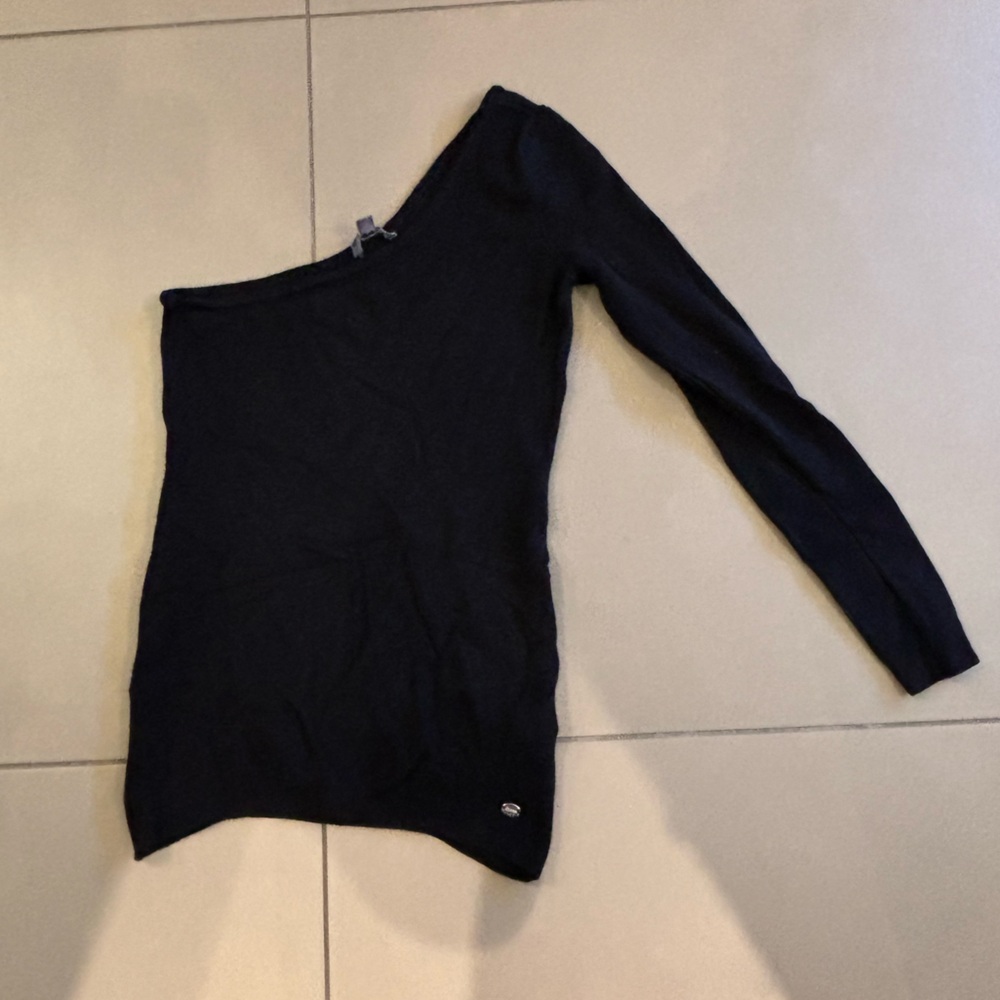 GUESS one sleeve sweater
